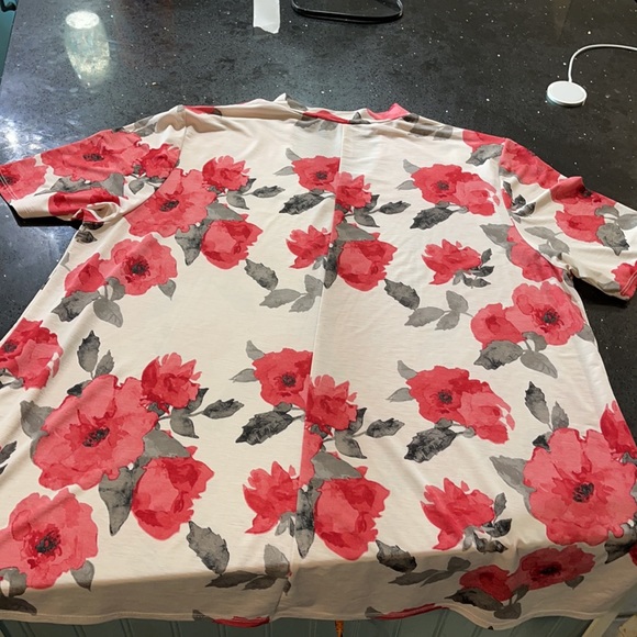3x keyhole blouse #2018 - Picture 3 of 3